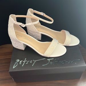 Betsey Johnson SB-Mari block heel, Ivory, size 8.5 (NEW NEVER WORN)